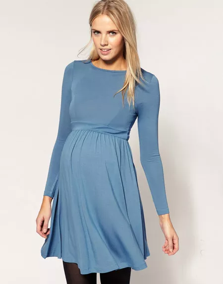 Девушка в серо-голубом платье для беременных