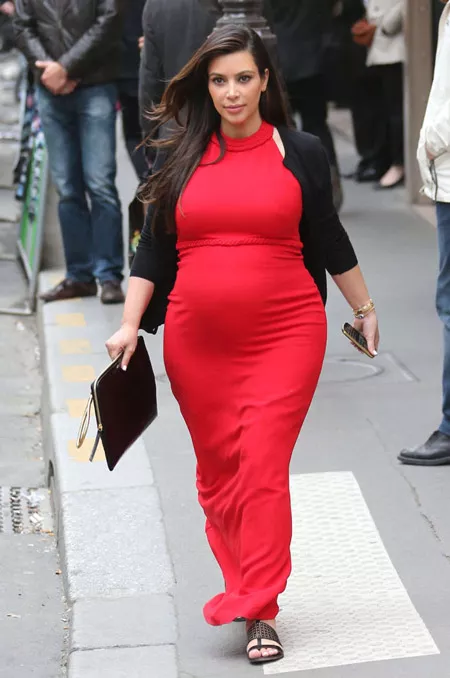 Ким Кардашьян в длинном, красном платье для беременных