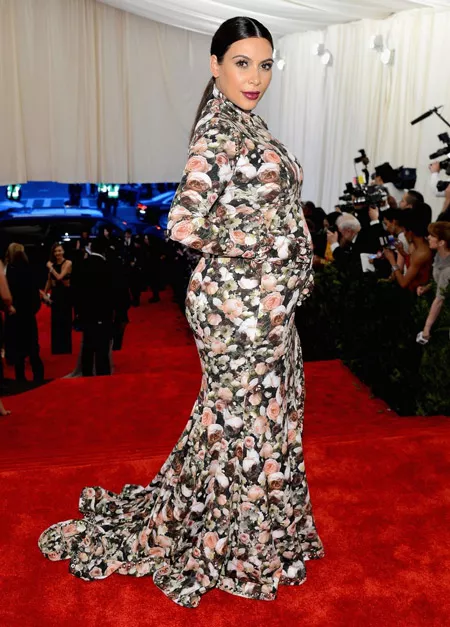 Ким Кардашьян в цветочном платье для беременных в пол