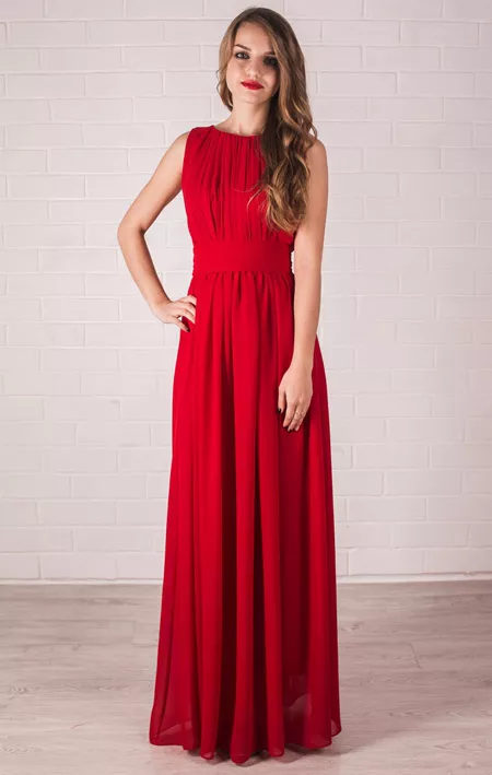 Девушка в красивом выпускном платье красного цвета