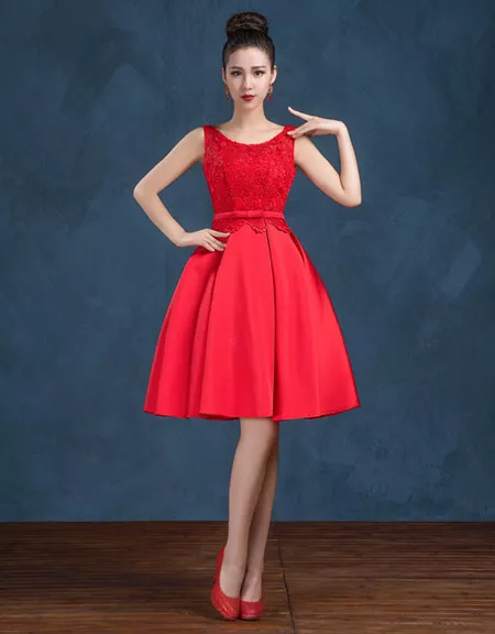 Девушка в красном коротком платье