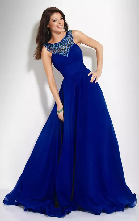 Девушка в платье насыщенного синего цвета