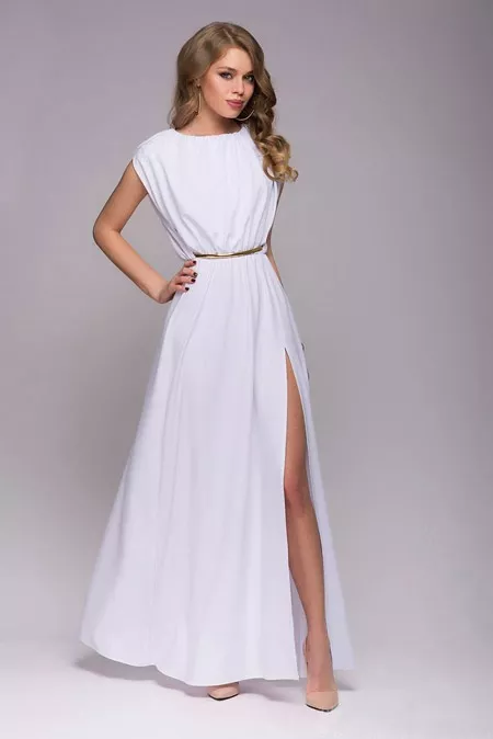Девушка в белом платье с разрезом