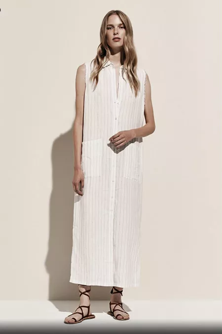 Модель в белом длинном платье рубашке