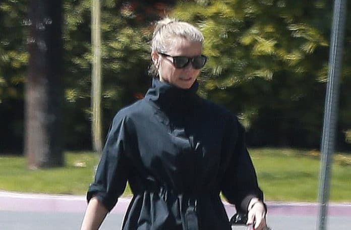 Гвинет Пэлтроу в черной куртке с поясом, свободных брюках и кроссовках похожа на спецагента