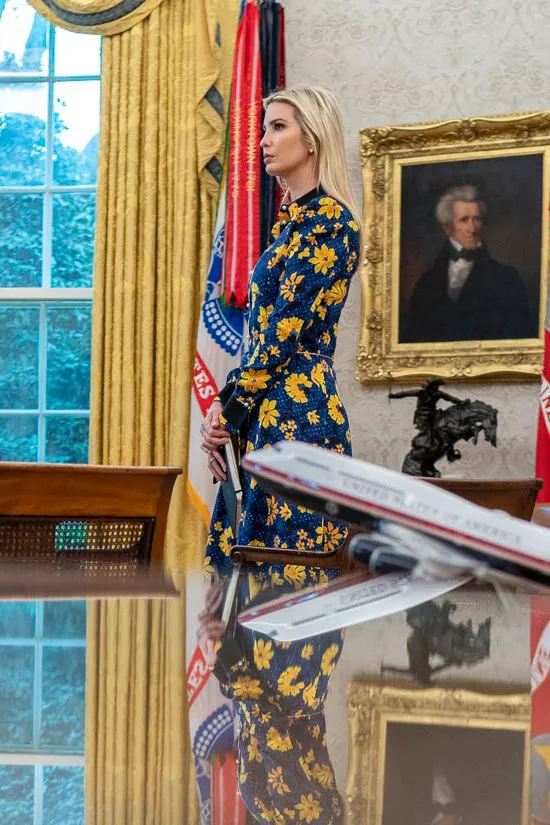 Иванка Трамп в платье с цветочным принтом и волосами зачесанными назад