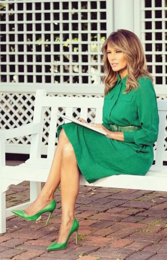 Мелания Трамп в зеленом платье-рубашке с ремнем и лодочках
