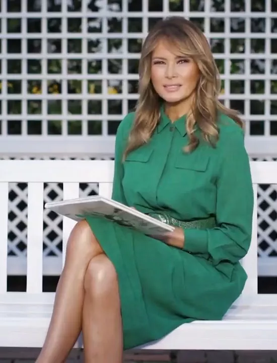 Мелания Трамп в зеленом платье-рубашке с ремнем