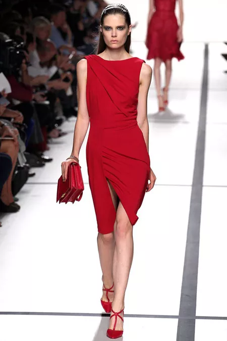 Девушка в красном платье футляр с драпировкой