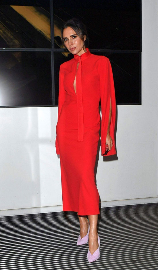 Образ Виктории Бекхэм с красными платьем и туфлями