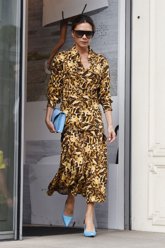 Виктория Бекхэм в леопардовом платье и голубых лодочках