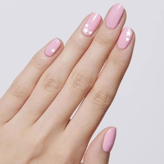 Розовые овальные ногти со звездочками