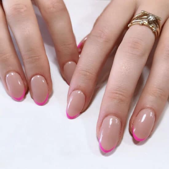 Овальные ногти с розовыми кончиками
