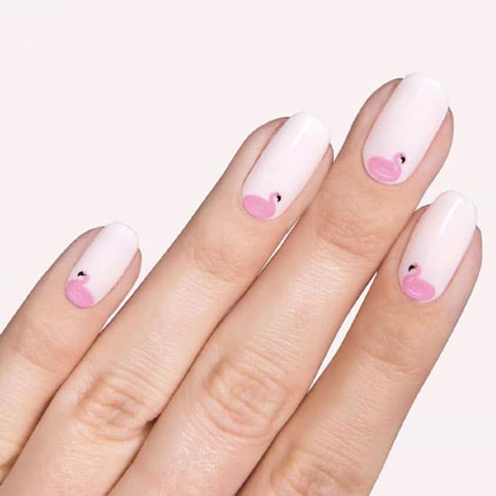 Белые овальные ногти с розовым фламинго