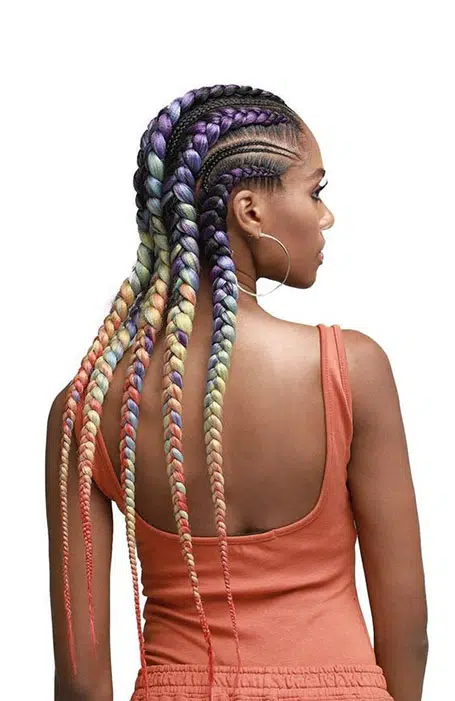 Девушка в голландскими косами с разноцветными прядями