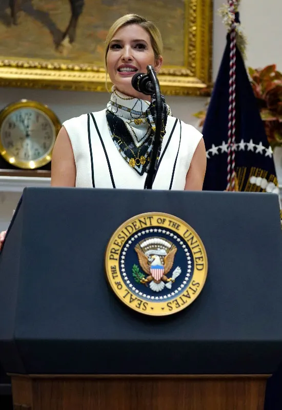 Иванка Трамп в белом платье с тонкими черными полосками
