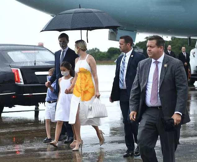 Иванка Трамп в белом сарафане с принтом и большой сумкой