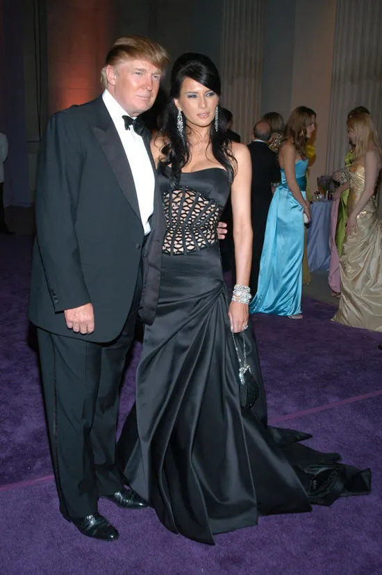 Мелания Трамп в черном платье в пол и бриллиантовых украшениях