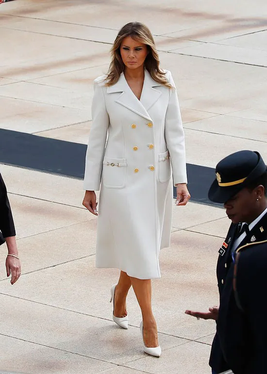 Мелания Трамп в белом пальто с золотыми пуговицами и карманами