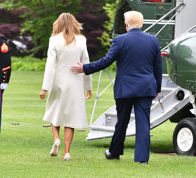 Мелания Трамп в белом пальто классической длины и лодочках