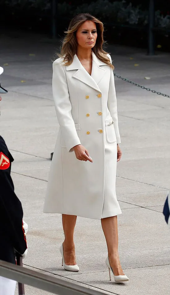 Мелания Трамп в белом пальто двубортном пальто от Gucci и белых туфлях