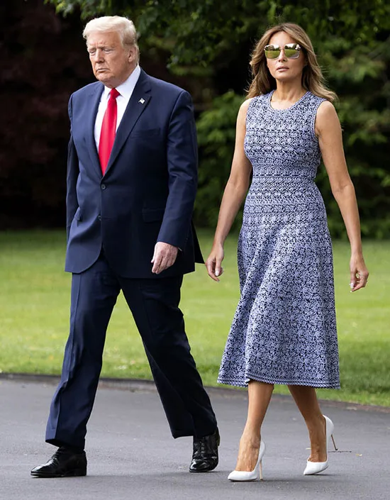 Мелания трамп в темно-синем платье без рукавов и лодочках