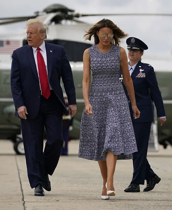 Мелания трамп в синем приталенном платье и белых лодочках