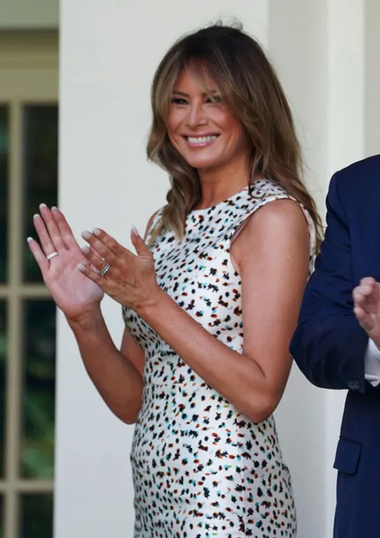 Мелания Трамп в платье-миди с разноцветным принтом