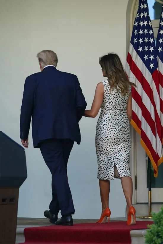 Мелания Трамп в платье-миди без рукавов и оранжевых туфлях на шпильке