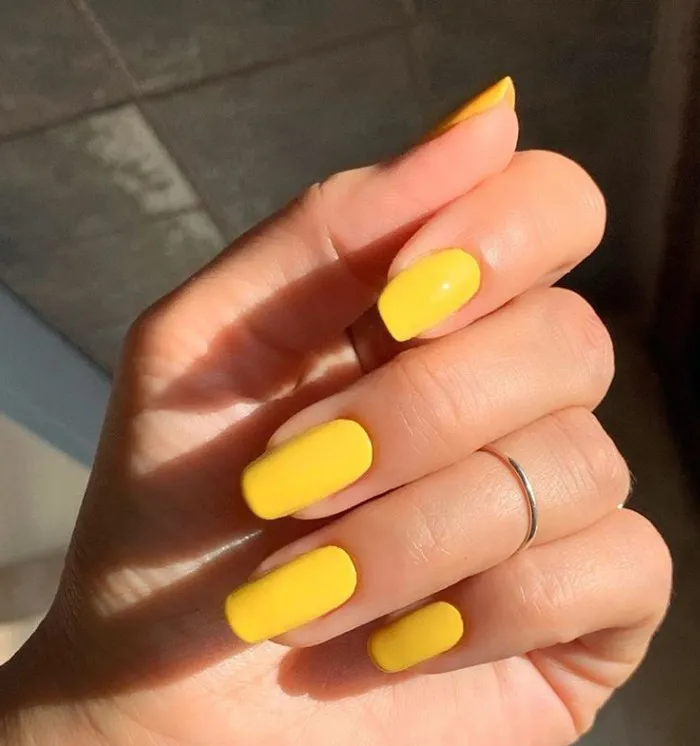 простой желтый маникюр на длинных ногтях