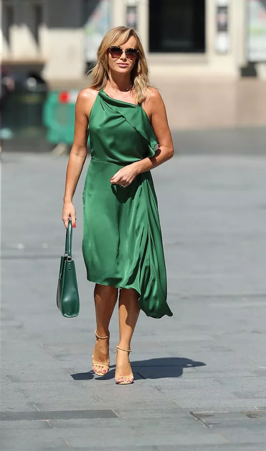 Аманда Холден в изумрудном асимметричном платье и босоножках