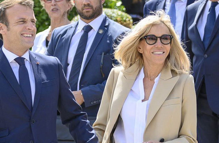 Первая леди Франции в белой блузе и коричневых лодочках как всегда выглядит бесподобно
