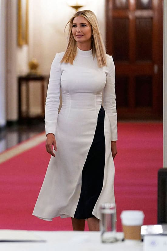 Иванка Трамп в белом платье с черной лентой на юбке