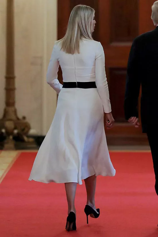 Иванка Трамп в белом платье с черной полоской на поясе и лодочках