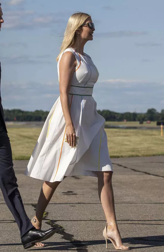 Иванка Трамп в белом платье без рукавов и с расклешенной юбкой