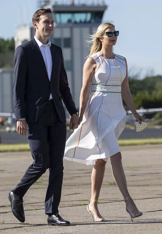 Иванка Трамп в белом платье с разноцветными полосками и босоножках