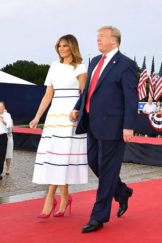 Мелания Трамп в белом платье с разноцветными полосками и малиновых лодочках