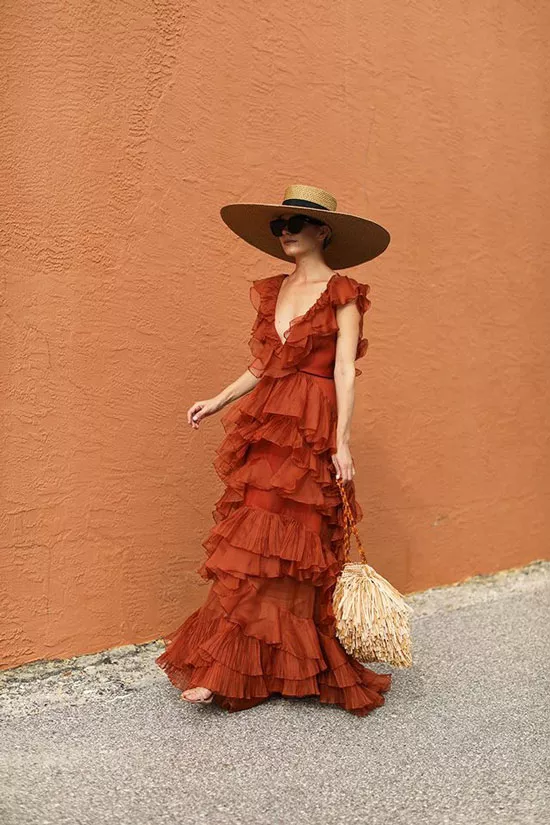 Платье со шляпой и сумкой для образа в отпуск 2020