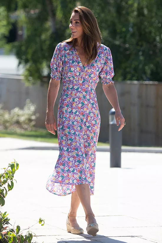 Кейт Миддлтон в цветочном платье и эспадрильях
