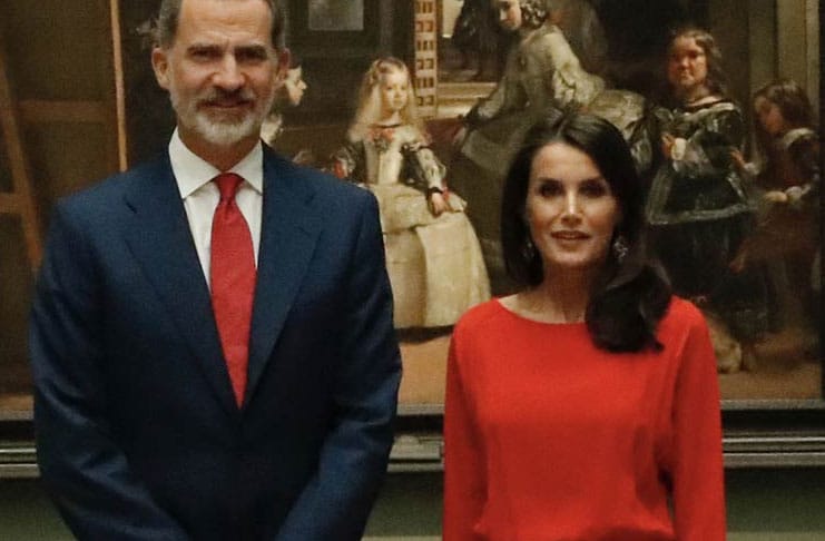 Королева Испании в ярко красном платье с напуском и лодочках в легендарном музее Прадо