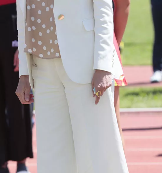 Королева Испании в белом костюме и топе в горошек