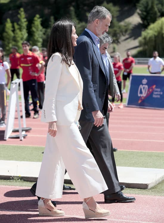 Королева Испании в белых расклешенных брюках и жакете
