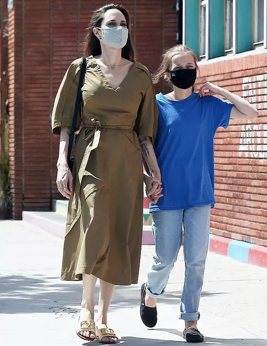 Анджелина Джоли в оливковом платье и пантолетах