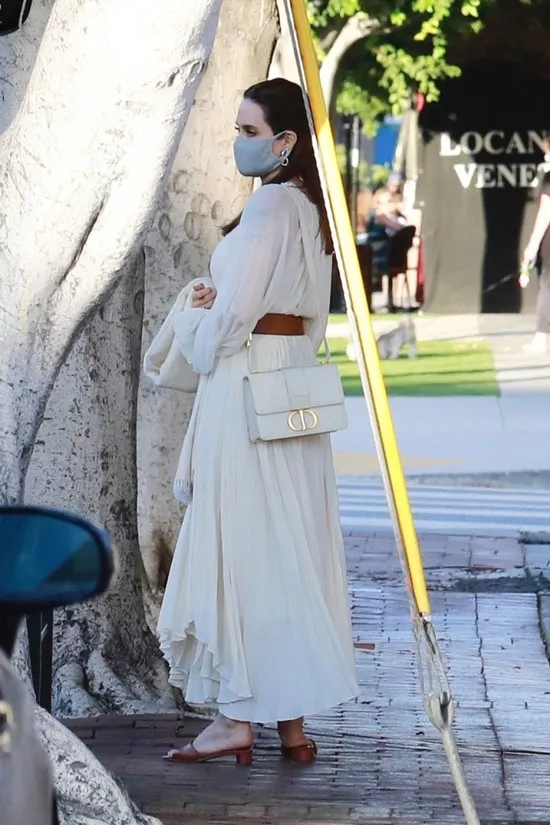 Анджелина Джоли в белом платье и своей любимой сумкой