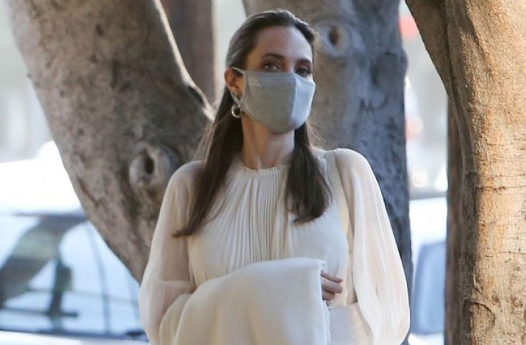 Анджелина Джоли дополняет белое платье коричневыми аксесуарами и любимой сумкой