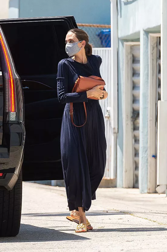 Анджелина Джоли в синем макси платье и пантолетах
