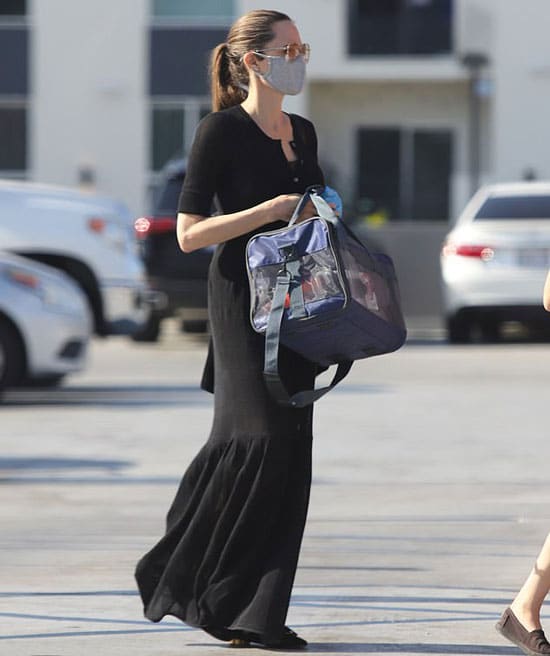 Анджелина Джоли в черном платье в пол и туфлях