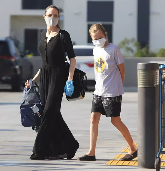 Анджелина Джоли в черном платье в пол и большой сумкой