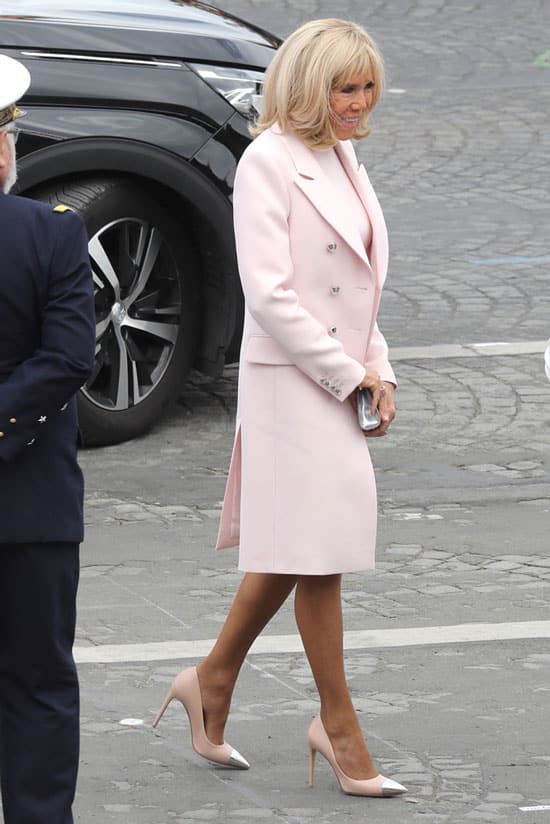 Брижит Макрон в бледно розовом пальто