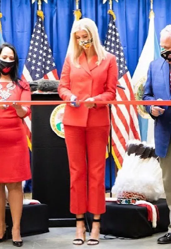 Иванка Трамп в ярком костюме и босоножках